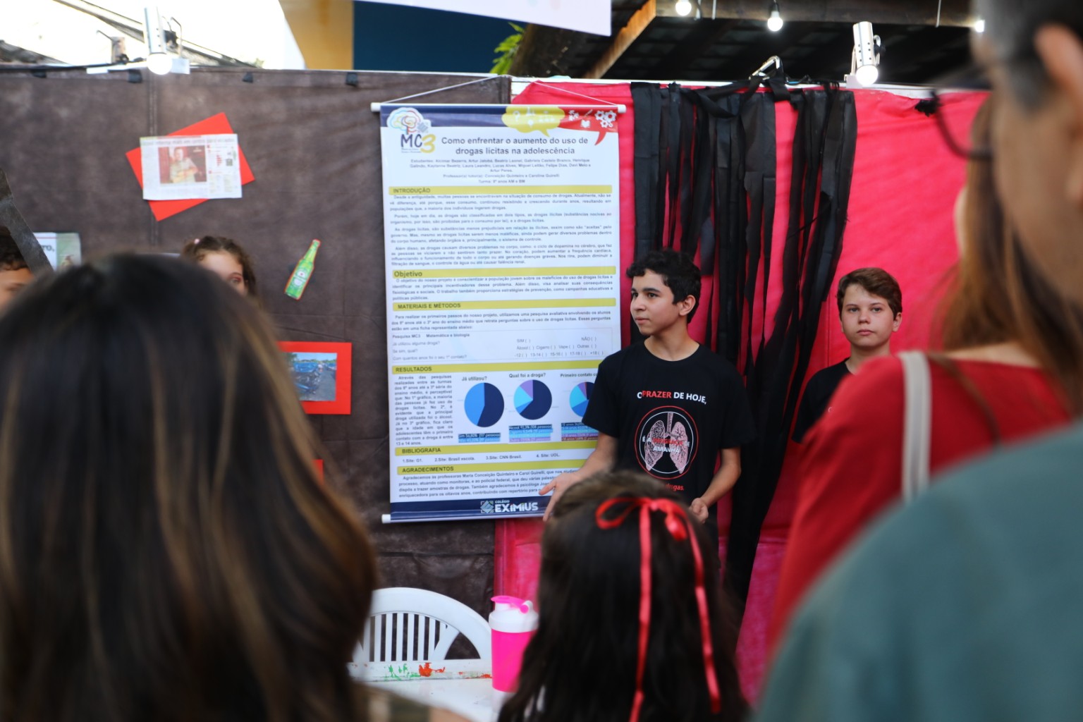 Estudantes apresentando pesquisa no Colégio EXIMIUS