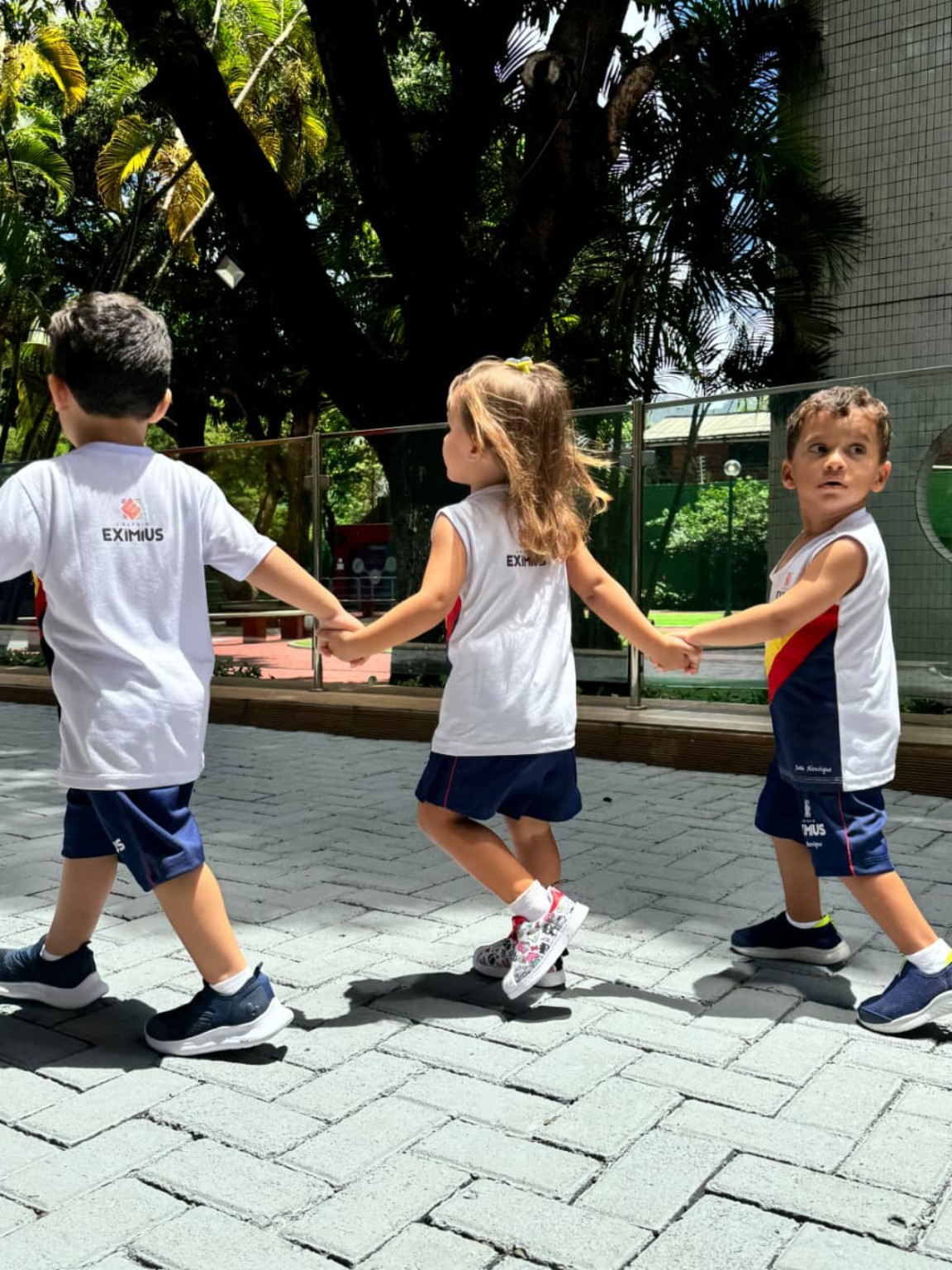 Crianças convivendo no Colégio EXIMIUS