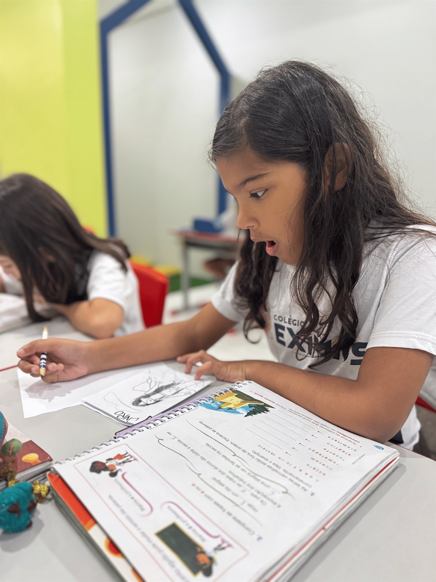 Estudantes em atividade de disciplina autoral no Colégio EXIMIUS