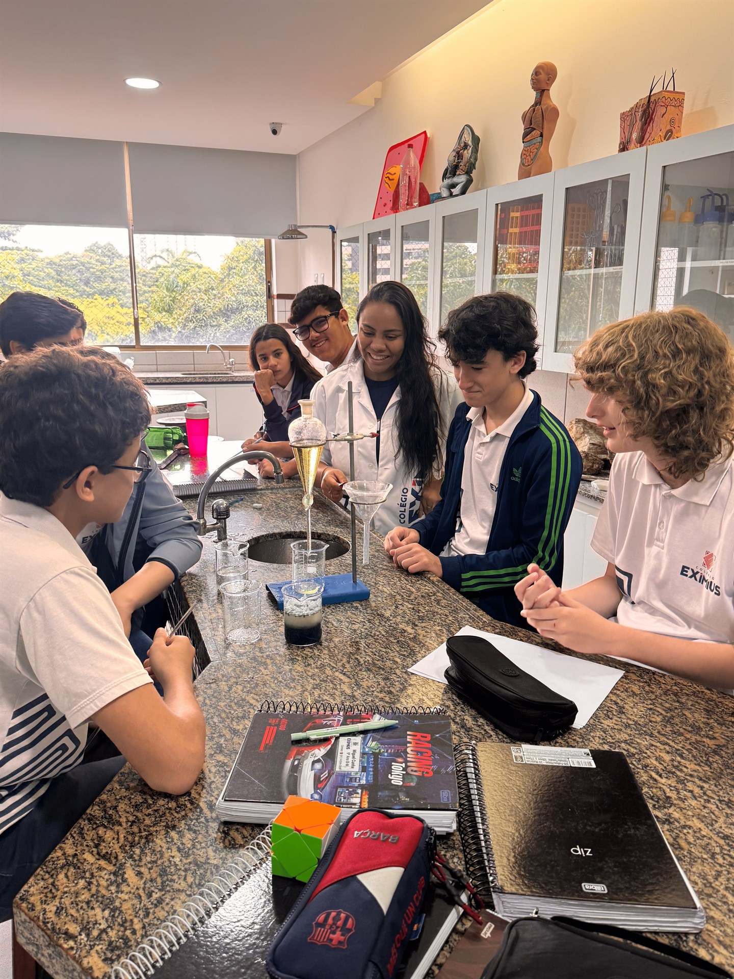 Equipe docente acompanhando estudante no Colégio EXIMIUS
