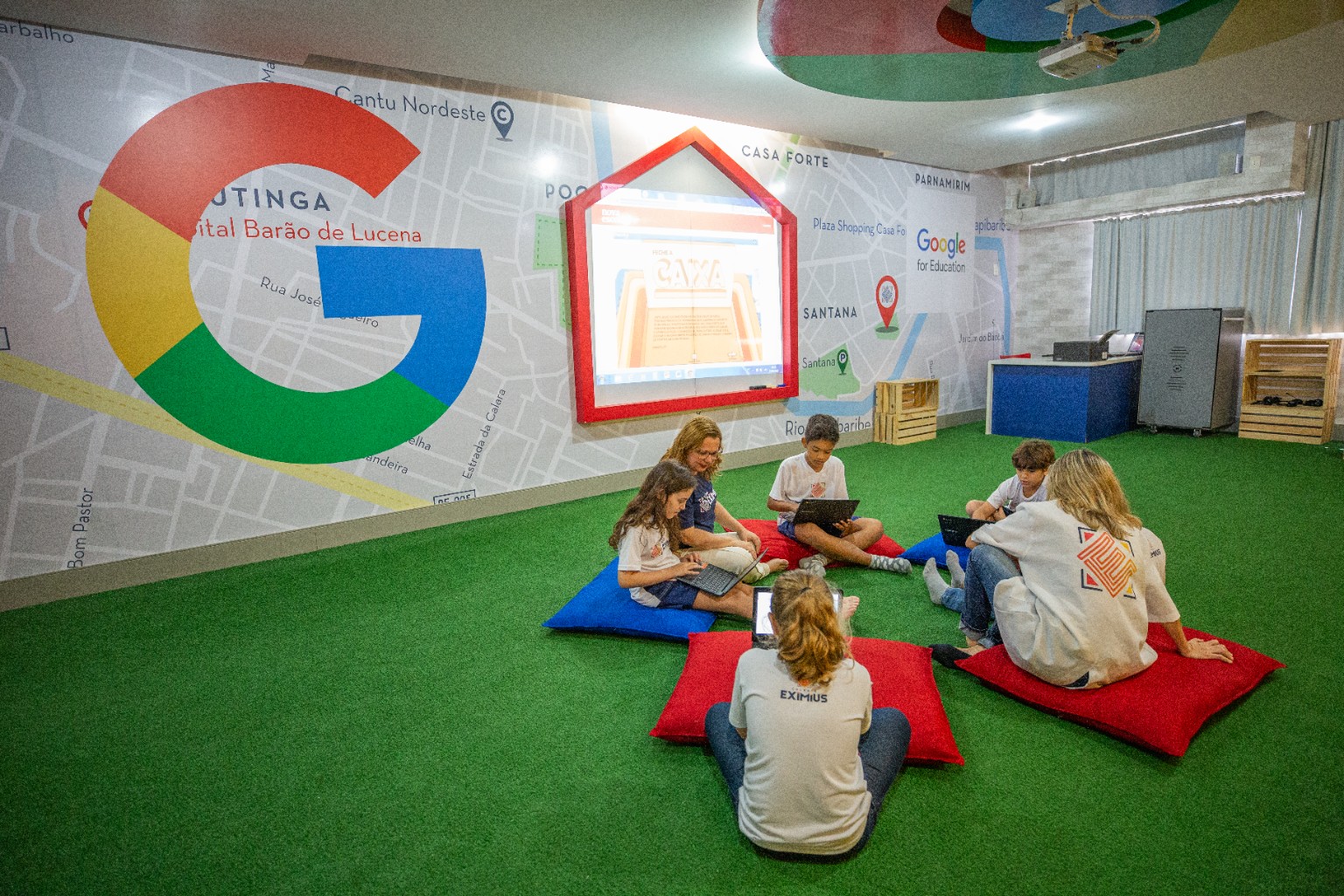 Ambiente de aprendizagem e tecnologia do Colégio EXIMIUS