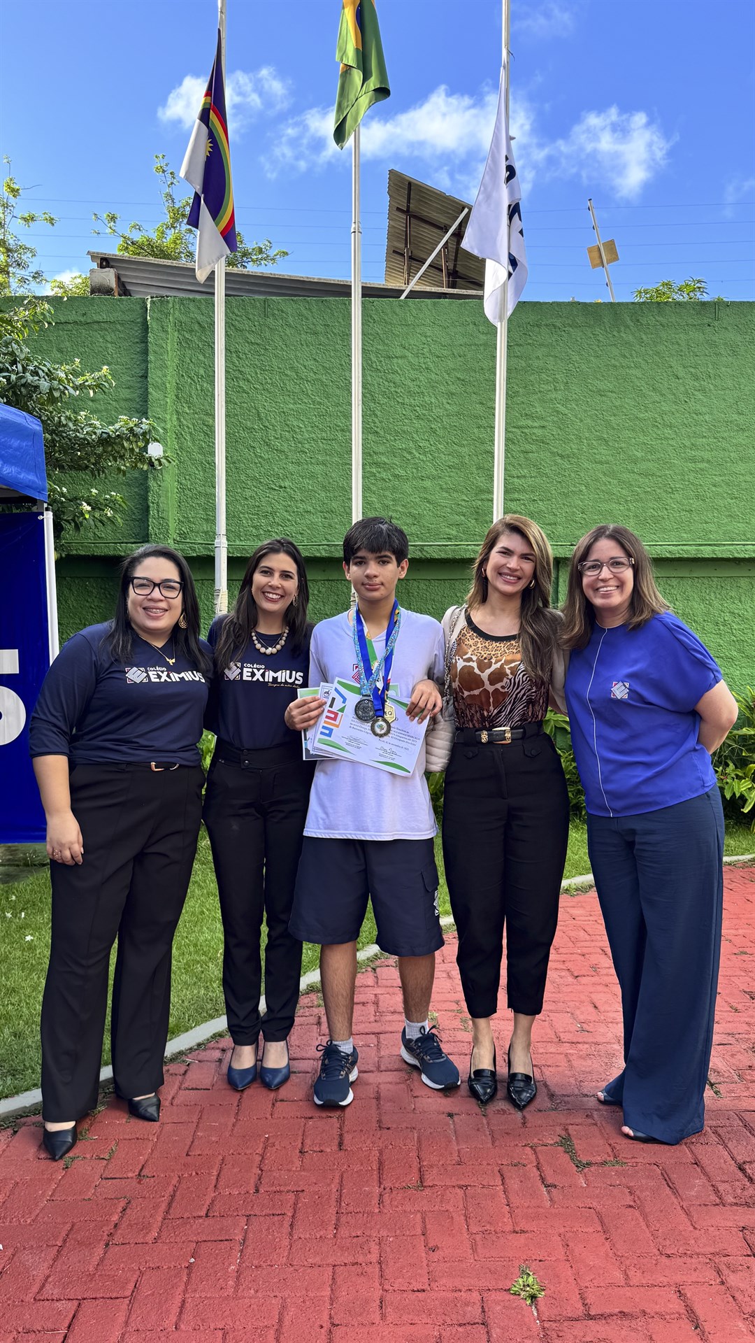 Família e escola celebrando uma conquista de estudante do Colégio EXIMIUS