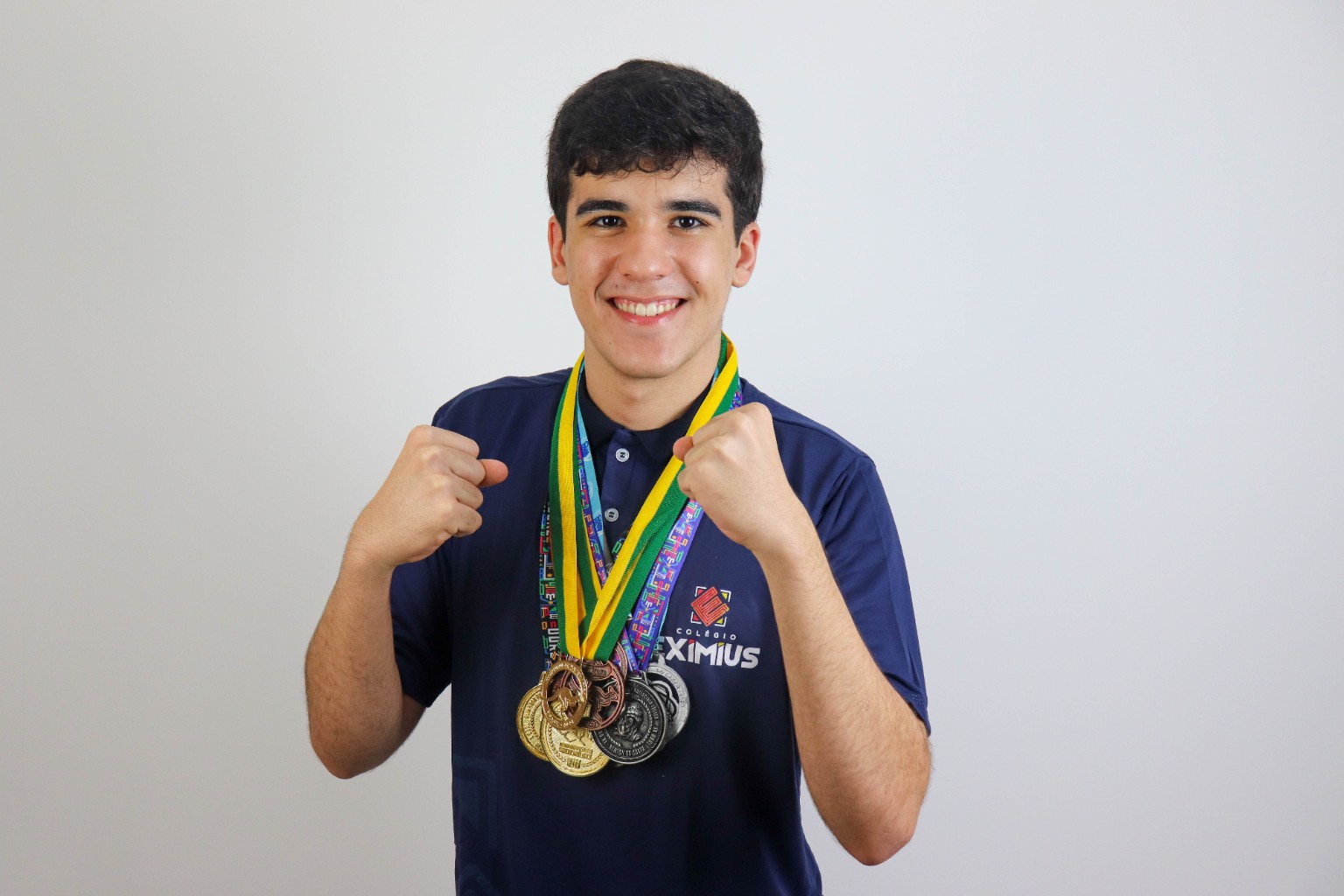 Estudante do Ensino Médio com medalhas do Colégio EXIMIUS